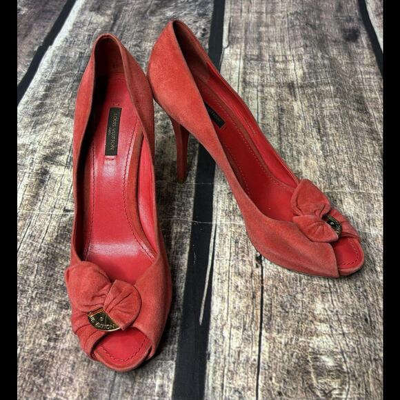 Louis Vuitton Suede Leather High Heels Women's Size 40 Gold Logo Bow Pumps Red - Picture 1 of 15